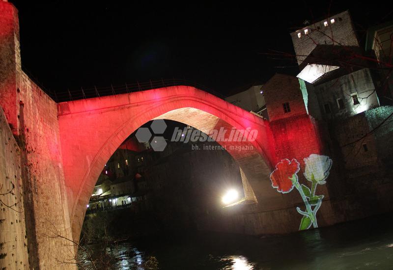 Crveni karanfil i bijela ruža na Starom mostu
